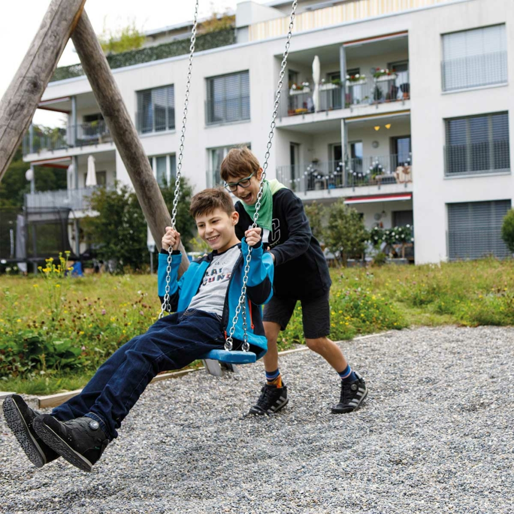 Fröhliche Kinder spielen dank orthopädischer Hilfsmittel