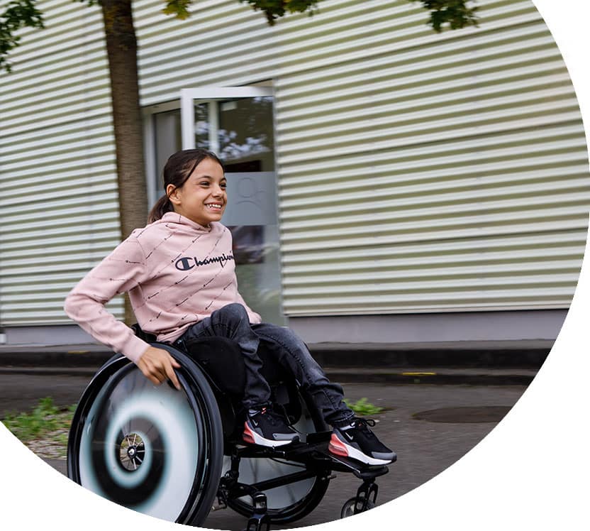 Rollstuhl mit Speichenschutz in individueller Optik