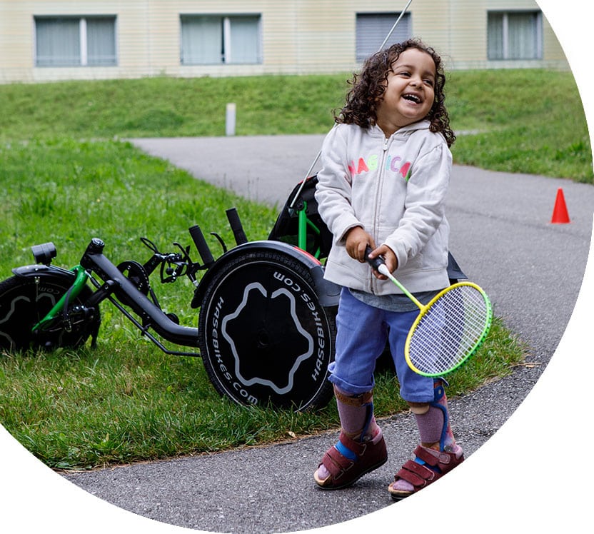 Outdoor Spass mit Kinderorthesen