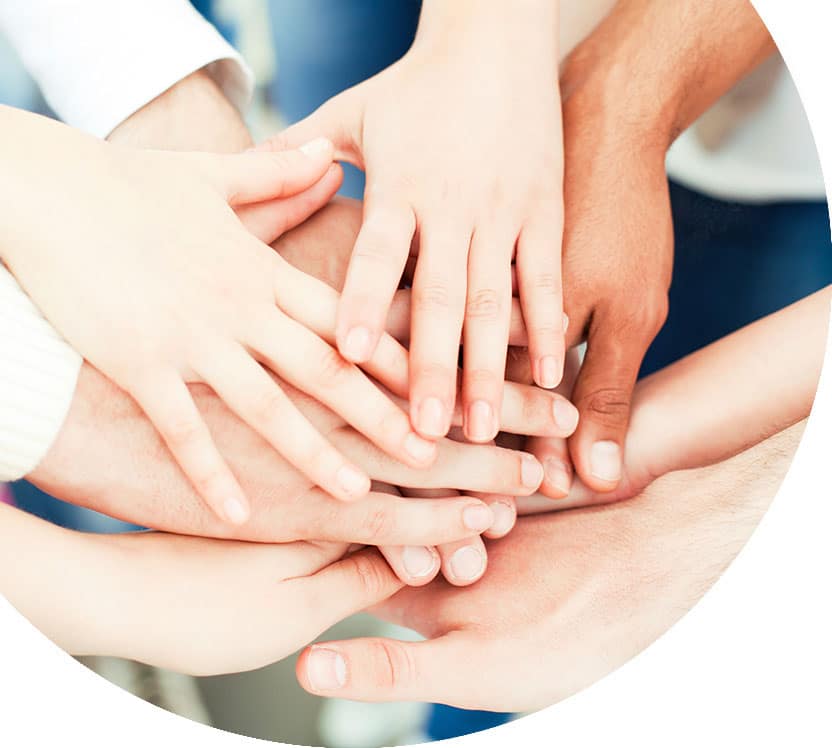 Teamwork mit übereinandergelegten Händen