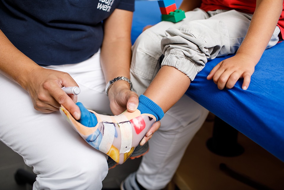 Anpassen einer Kinderorthese