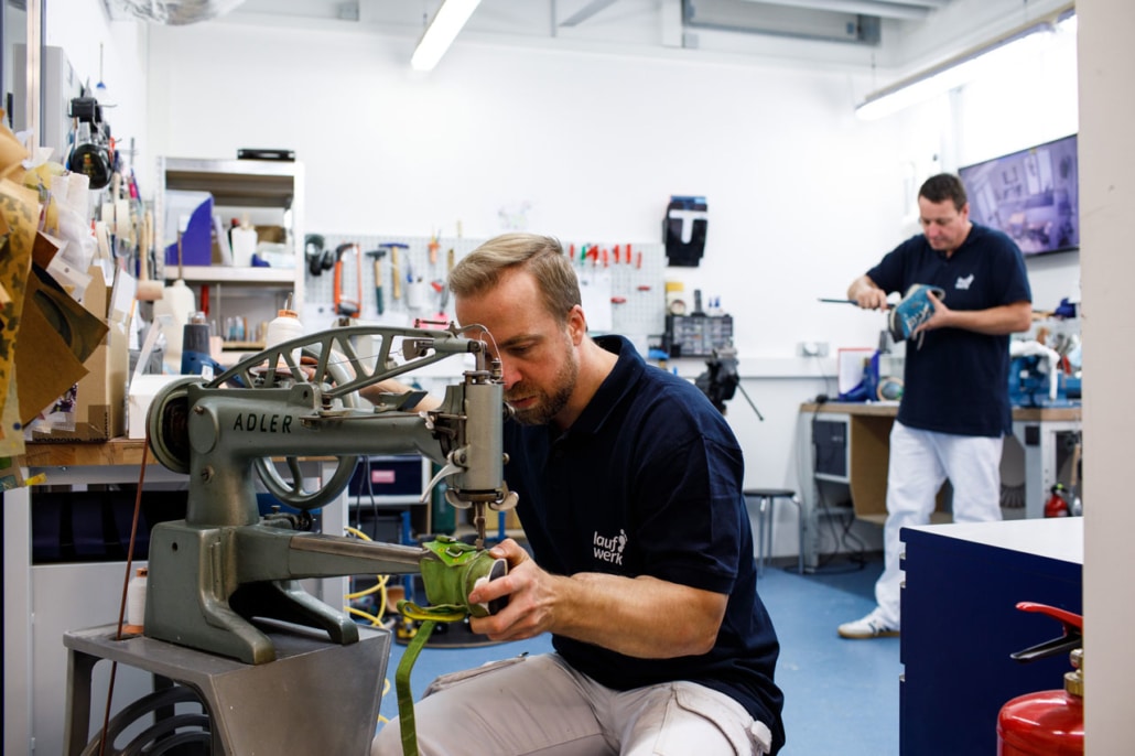 Handwerkliche Schuhmacherarbeiten bei der Schuhzurichtung
